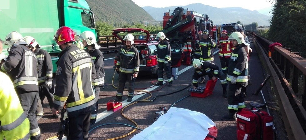 Incidente in A22, intrappolato nelle lamiere dopo lo scontro